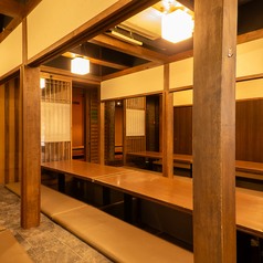 木の温もりが心地よい落ち着いた雰囲気の店内。隣のお席との間隔も程よく確保された掘りごたつ席は、周りを気にせずリラックスしてお酒を楽しめます。30代・40代の大人たちもホッと一息つけるアットホームな空間。美味しいお酒を好きなだけ味わえる至福の時間を、気心知れたお仲間と心ゆくまでご堪能ください。