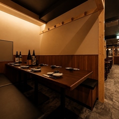 接待やビジネスの会食にふさわしい上質な完全個室です。落ち着いた雰囲気の中で、静かに会話を楽しみながらおもてなしができます。【東京/新橋/海鮮/居酒屋/日本酒/肉寿司/マグロ/飲み放題/宴会/鮮魚/原始焼き/個室/魚】