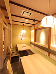 当店のテーブル席は、ゆったりとした空間でお食事を楽しめる特別な場所です。広々とした配置で、プライベート感も大切にされており、友人やご家族とのお集まりに最適です。心地よい雰囲気の中で、料理を味わいながら、リラックスしたひとときをお過ごしいただけます。大切な時間をぜひこちらでお楽しみください。