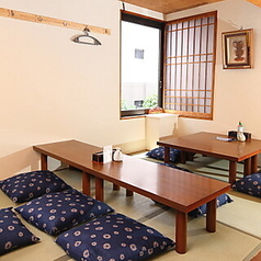 少人数様（2名様～）からご利用できるのでお問い合わせもお気軽に。足をおろしてゆっくりおくつろぎいただけるお座敷席です◎和風の落ち着いた雰囲気で、畳敷きの床に低いテーブルが配置されています。