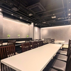 20名様以上で貸切対応。30名前後が最も快適で、最大40名様まで着席可能です。会食や企業宴会に◎