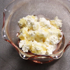 リコッタチーズと桃の蜂蜜かけ