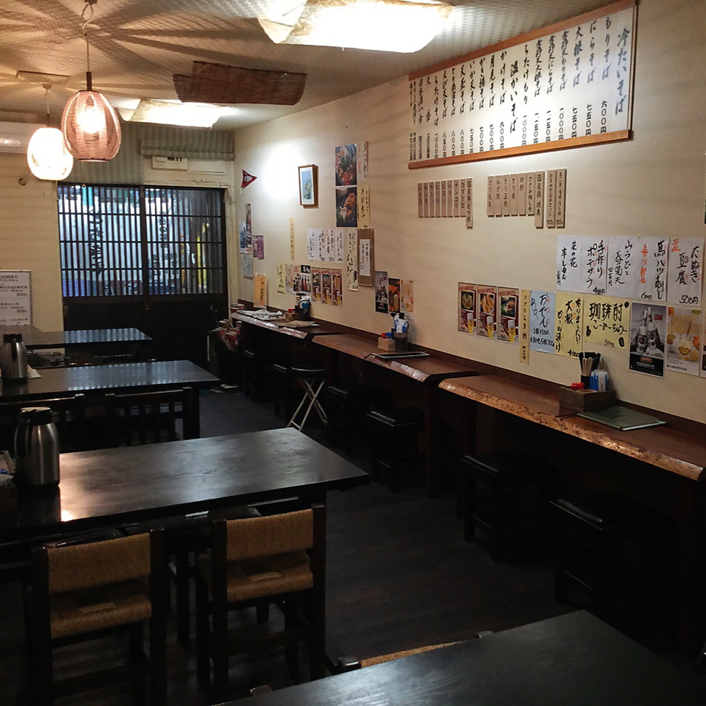 壁に貼られた豊富なMENUが昔懐かしい、居心地◎の店内。時間帯やシーンに合わせ柔軟な使い方ができる