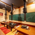店内の一番奥にある、小上がりから広がる座敷です。１０名前後の宴会でフロワー貸切ができる最適なスペースとなっています。【騎射場/ あぶり/ ぶり/ 焼ぶり/ 飲み放題/ 食べ放題/ 半個室/ 焼肉/居酒屋】 