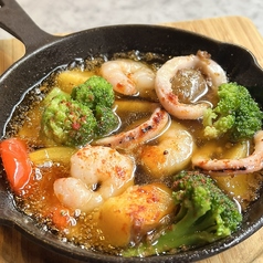 海老とスルメイカ、季節野菜のアヒージョ