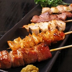 『[国産鶏]串焼きおまかせ5本盛り』756円　もつ焼き&串焼きに地酒を併せ堪能すれば大人の至福の時間