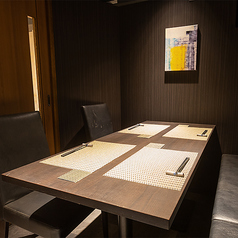 プライベート感満載の空間で、周囲を気にせず大切な方々と心ゆくまでお楽しみいただけます。落ち着いたインテリアと温かみのある雰囲気が、特別なひとときを演出します。誕生日や記念日、など、さまざまなシーンに対応可能です。※20人以下もご利用可能です。