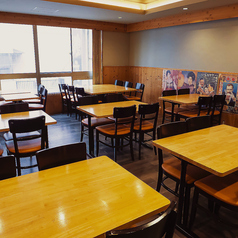 グループ利用に便利なテーブル席。ご利用人数に応じてレイアウト変更可能のため、さまざまな用途でご利用いただけます。