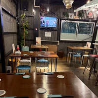 明るく賑わい感じる温もりテーブル席