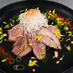 【数量限定】当店名物！炭火の香ばしさと溢れる旨み！自家製合鴨ロース炭火炙り焼き 1,180円(税込)の写真