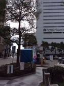 姫路駅中央改札左へ（南） 日航ホテル左側の南北線 道路を南へ