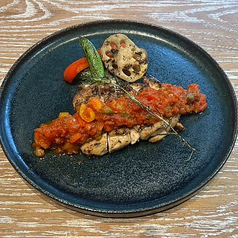 鶏もも肉のグリル トマトアラビアータソース