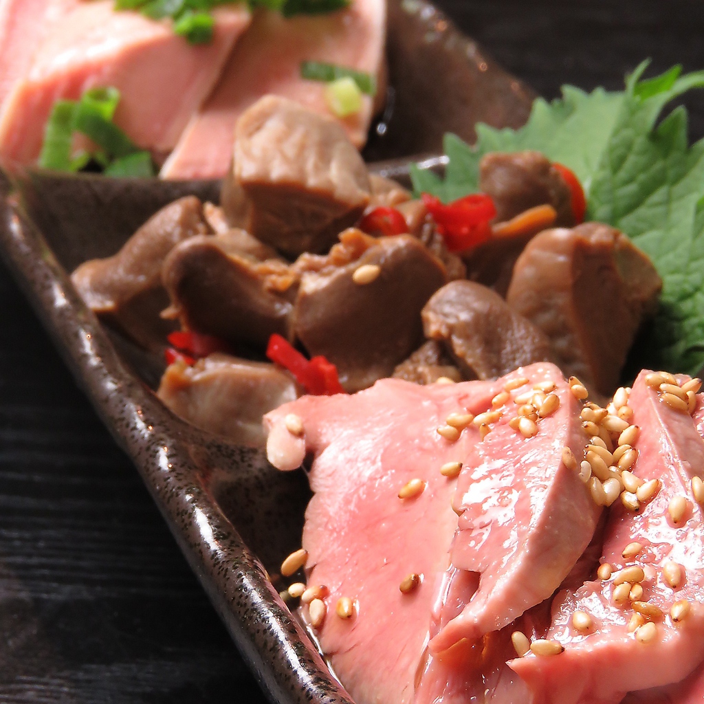 大人気のタン生&ハツ生&砂肝南蛮（「生」とつくものもすべてボイル済み）。クーポンで何と１つ進呈♪