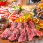 ボリュームたっぷり肉前菜と牛ハラミステーキ、マルゲリータPIZZAが付いたコースは4500円(税込)