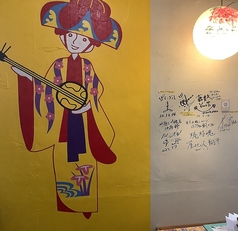 テーブル席でごゆっくりお過ごしください。どこか懐かしく、落ち着いた雰囲気でお過ごし頂ける空間をご用意しております。