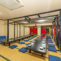 最大60名様まで収容可能な宴会座敷をご用意しております♪和の落ち着いた雰囲気の中で、仲間や同僚との楽しいひとときをお過ごしいただけます!居酒屋ならではの豊富なメニューを取り揃えており、大人数の集まりや会社の宴会に最適です!ぜひご予約ください!