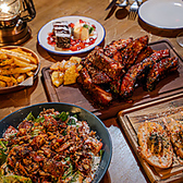 【桜木町・野毛エリアでのご宴会なら】 店内とテラス合わせて最大70名様までご利用頂けます！桜木町・野毛エリアで居酒屋・ダイニングバーをお探しなら『OCTAGON横浜』をどうぞご利用下さいませ！自慢の本格BBQ料理やクラフトビールをはじめとするドリンクの数々をご提供致します。