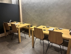 5名~9名様での飲み会や大人数の女子会、仕事帰りの集まりには、人数に合わせて柔軟に繋げられる席がぴったり。程よいプライベート感を保ちつつ、全員の顔が見渡せる席配置。