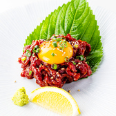 上質な和牛を、香ばしく炙って仕上げた極上のユッケ。厳選された和牛の赤身を、表面だけ軽く炙ることで香ばしさを引き出し、中はレアのまま、とろけるような食感に仕上げました。口の中でほどける和牛の脂、炙りの香り、コクのあるタレが一体となった、**贅沢な“ひと口ご褒美”**をぜひご体験ください。