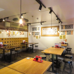 懐かしい雰囲気漂うレトロな店内♪。お一人様はもちろん会社の同僚の方たちと帰宅前に1杯、お気軽にふらっとお立ち寄りください！