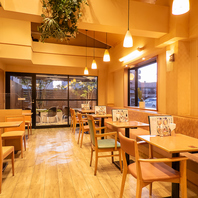 あたたかい雰囲気の明るい店内は、リラックスできる場所