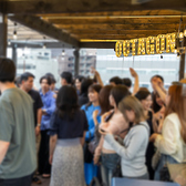 【2025年6月リニューアル！】桜木町の夜景を一望できるテラス席は夜になるとライトアップされてよりムーディーな雰囲気に！8階からの夜景を楽しめる窓側テーブルはデートにも大人気！店内とテラスを行き来ができる貸切プランは大好評です♪オシャレな空間でクラフトビールを♪