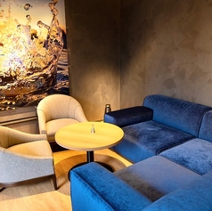 ゆったりしたラウンジエリアです。アートが飾られたシックな空間で落ち着いたソファー席。