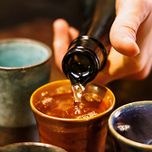吟醸酒や純米酒、大吟醸酒をはじめ、生酒やにごり酒、古酒まで、種類豊富な日本酒をご用意しております。酒蔵ごとに異なる香りや旨み、口当たりを楽しみながら、好みの一杯を見つけてみませんか。鮮魚のお刺身や炭火焼き鳥との相性も抜群!お仕事帰りの一杯から宴会まで、こだわりの料理とともに心ゆくまでご堪能ください♪