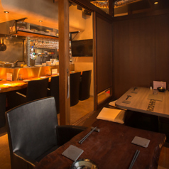 温かい照明が心地よい雰囲気を作り出す当店は、4名掛けテーブルを完備しています。オシャレな店内は、友人との飲み会にぴったり◎カジュアルでありながら洗練されたインテリアが、特別なひとときを演出します。リラックスした雰囲気の中で、美味しい料理やお酒を楽しみながら思い出に残る素敵な時間をお過ごし下さい。