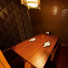 柔らかい暖色の明かりと木の温もりが作る和空間の4名様用テーブル。気軽に宴会や飲み会を楽しみたいときにおすすめなお席！お得な宴会プランやクーポンもご用意しております！