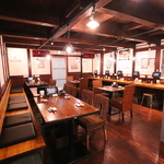 木の温もりと柔らかな灯りが溶け合う和モダン空間が自慢の当店。落ち着いた情緒が、至福の時を演出。