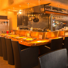 シェフの料理を間近で見ることができるカウンター席では、料理の技術を楽しむことができます。また、スタッフとコミュニケーションをとることでその日のおすすめメニューや料理にまつわるストーリーも気軽に聞くことができ、より深い食体験を味わえます。一人でも気軽に立ち寄れるアットホームな空間で是非お楽しみ下さい♪