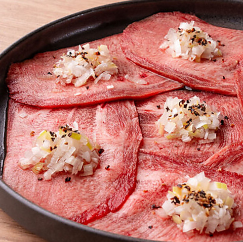 厳選した黒毛和牛やホルモンをリーズナブルに楽しめます。