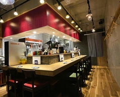 ご夫婦やデート、一人飲みにも。日本酒のショーケースを眺め、直接リクエストしながら楽しめます。