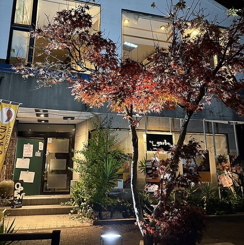 カレーも、鶏刺しも、〆パスタも。豊富なドリンクと「食べたい」が見つかるお店。