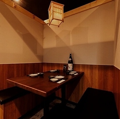 ゆったり座れるソファー席。クッション性が高く居心地が良いお席なので、長時間の宴会でも疲れることなくお食事を満喫できます。【東京/新橋/海鮮/居酒屋/日本酒/肉寿司/マグロ/飲み放題/宴会/鮮魚/原始焼き/個室/魚】