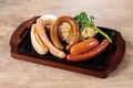 料理メニュー写真 １）ソーセージ5種盛合せ