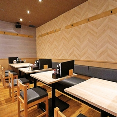 【開放感のあるテーブル席】仕事終わりのサク飲みにオススメ！仕事が終わった後にふらっとお立ち寄りいただけます。もちろん2次会での使用もOK♪人数に合わせてお席をご用意いたします。