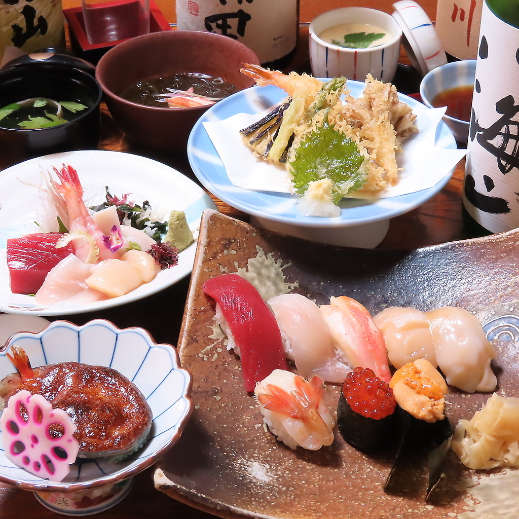 新鮮な魚介を使った職人技のお寿司を、季節の彩り豊かに楽しめる当店で特別な時間をお過ごしください