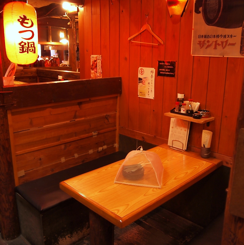 山小屋風のこだわり店内。木の温もりに包まれたあたたかみのある店内でお寛ぎ下さい。