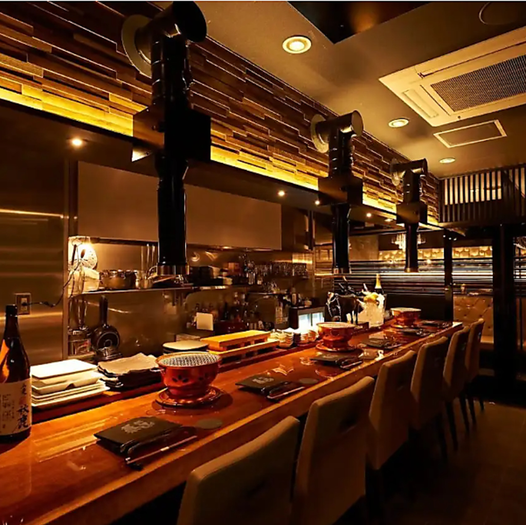 6席あるカウンター席で隣り合って会話を楽しみながらご飲食いただけます。美味しい食事で会話が弾む