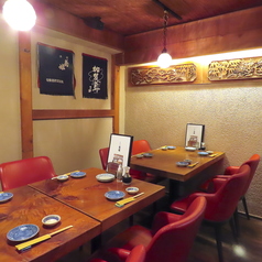 木目調の落ち着いたテーブル席は明るく開けた空間。気軽にお酒を飲みたいときや少人数でのお食事にもうってつけです。お刺身などの海鮮、金沢おでんなど一品料理もご堪能ください。