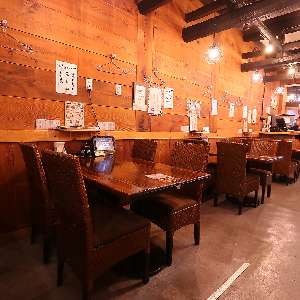 広めのテーブルでゆったり。デートやランチに、信州蕎麦の香りを囲む穏やかなひとときを♪