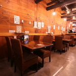 広めのテーブルでゆったり。デートやランチに、信州蕎麦の香りを囲む穏やかなひとときを♪