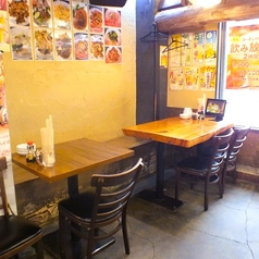 お一人様でも使いやすい小規模テーブルもございます。お昼休みのランチもお待ちしております！