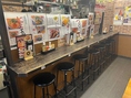 店内奥には、少し照明を落とした落ち着いたカウンター席もご用意。騒がしさを避けてゆっくり味わいたい方におすすめです。男女問わず人気で、仕事帰りのリセットタイムにもぴったり。美味しい串とお酒をじっくり楽しめる、居心地の良い大人のカウンターです。