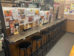 店内奥には、少し照明を落とした落ち着いたカウンター席もご用意。騒がしさを避けてゆっくり味わいたい方におすすめです。男女問わず人気で、仕事帰りのリセットタイムにもぴったり。美味しい串とお酒をじっくり楽しめる、居心地の良い大人のカウンターです。