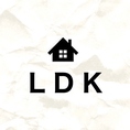 草薙駅から徒歩約2分。LDKのロゴ看板を目印に2階へお上がりください。駅近ながら落ち着いた雰囲気で、初めての方も入りやすい隠れ家ダイニングバーです。会社帰りの集まりや二次会の集合場所としても使いやすく、待ち合わせから入店まで迷いにくい立地です。