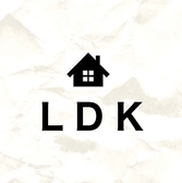 草薙駅から徒歩約2分。LDKのロゴ看板を目印に2階へお上がりください。駅近ながら落ち着いた雰囲気で、初めての方も入りやすい隠れ家ダイニングバーです。会社帰りの集まりや二次会の集合場所としても使いやすく、待ち合わせから入店まで迷いにくい立地です。