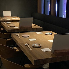 木のぬくもり感じる店内で、こだわり料理・お酒をお楽しみいただけます。